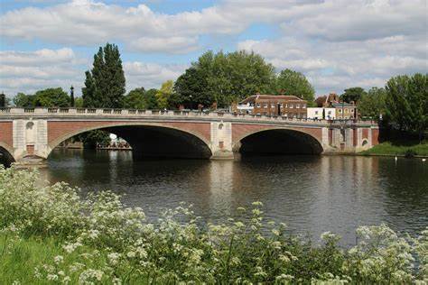 Shepperton to Hampton Court exploring the Thames Path {walking dist 6.5 miles}